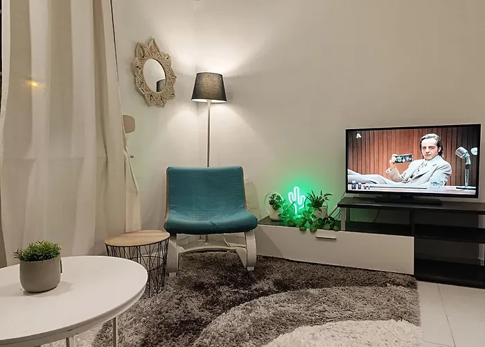 شقة Isalos Urban Oasis - Tranquil Garden Retreat - Walk To Center - Free Easy Parking - Near Helexpo &